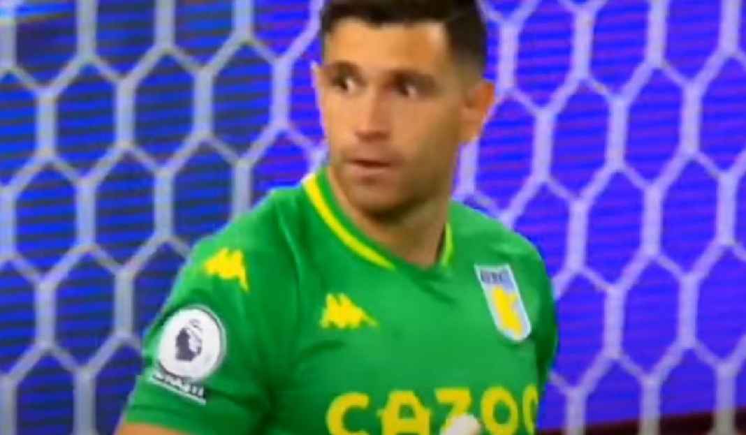 Maaf, Emiliano Martinez Isyaratkan Bertahan di Aston Villa!