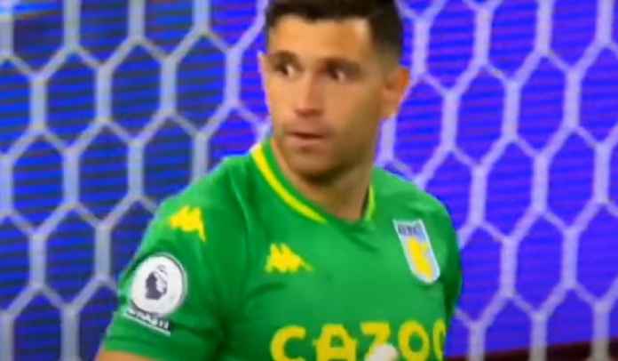 Maaf, Emiliano Martinez Isyaratkan Bertahan di Aston Villa!
