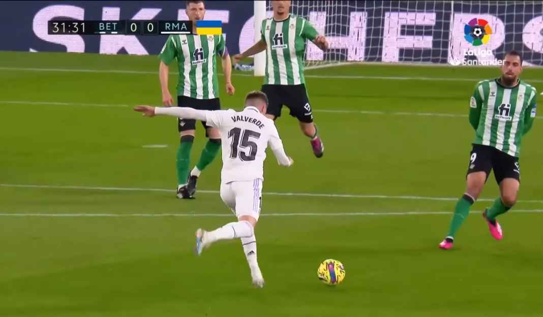Federico Valverde menendang bola ke gawang Betis Prediksi Real Madrid vs Espanyol, Awas Jangan Sampai Jarak Makin Jauh dari Puncak