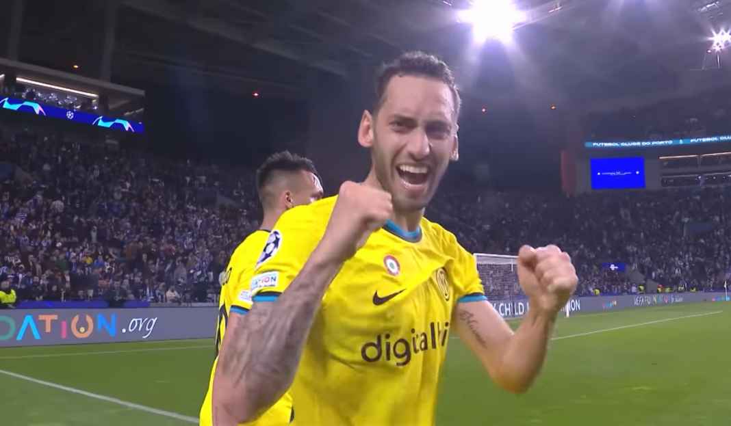 Hakan Calhanoglu rayakan kelolosan Inter Milan Prediksi Inter Milan vs Juventus, Nerazzurri Usung Misi Menang Demi Jaga Posisi Dua Besar