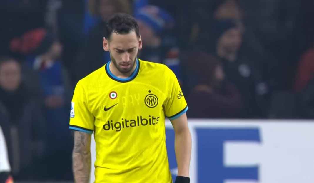 Hakan Calhanoglu terancam absen melawan Benfica Inter Milan Khawatir Hakan Calhanoglu Bisa Absen Kontra Benfica di Liga Champions