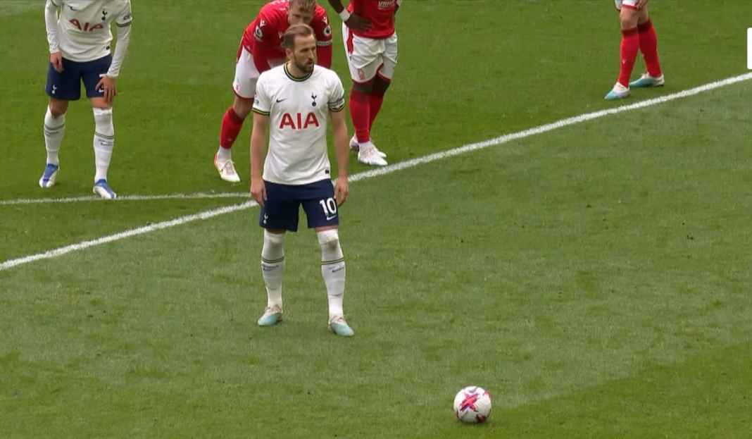 Harry Kane sebelum eksekusi penalti Tottenham Manchester United Mau Kontrak Harry Kane? Tottenham Hotspur Minta Harga Segini!