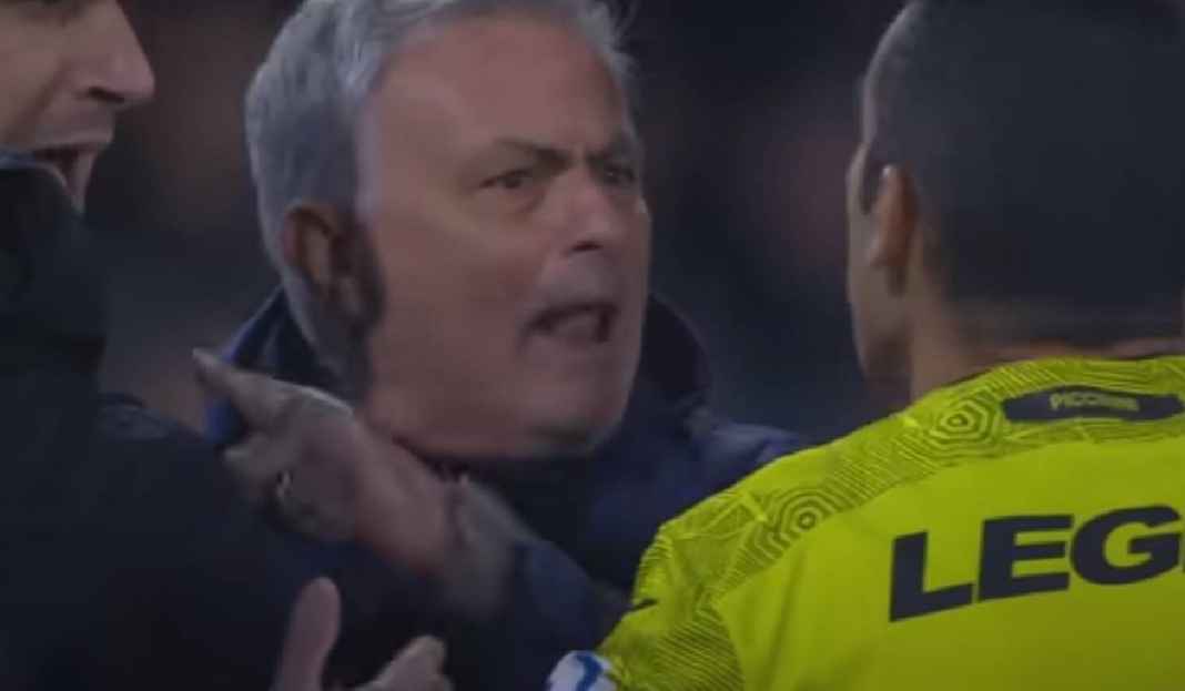 Jose Mourinho Lagi Protes Usai Dapat Kartu Merah dari Wasit Jose Mourinho Kena Sanksi, AS Roma Bertindak Tegas Nih!