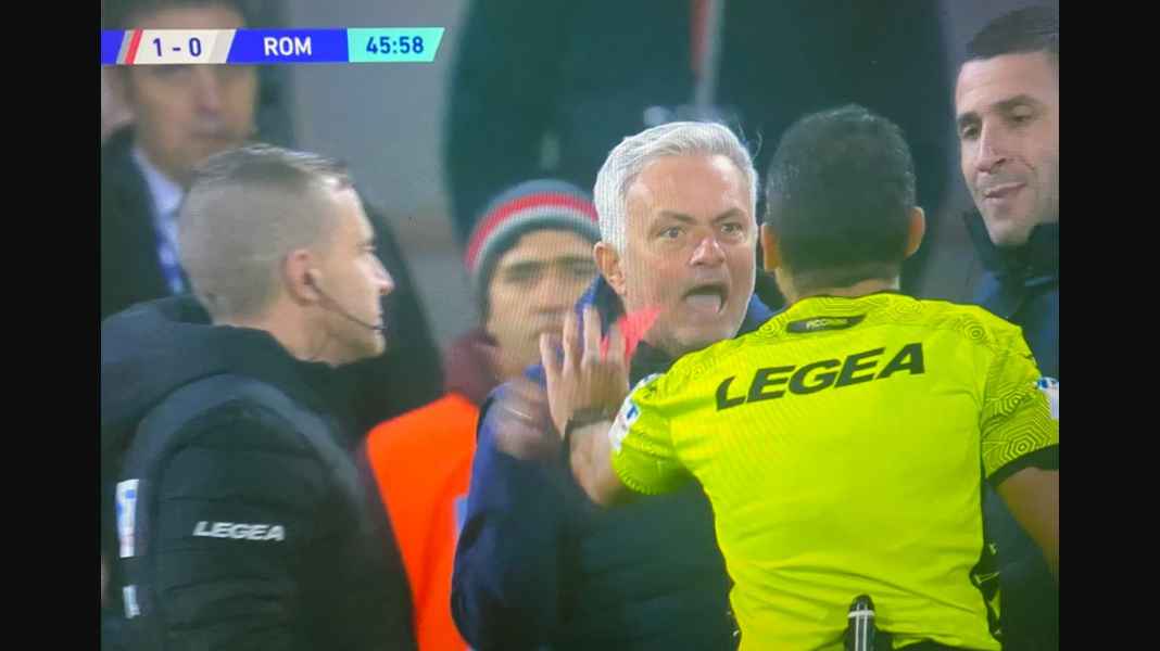 Jose Mourinho kena kartu merah Mourinho Kartu Merah! Roma Kalah dan Dipaksa Mendekam di Posisi 5 Liga Italia