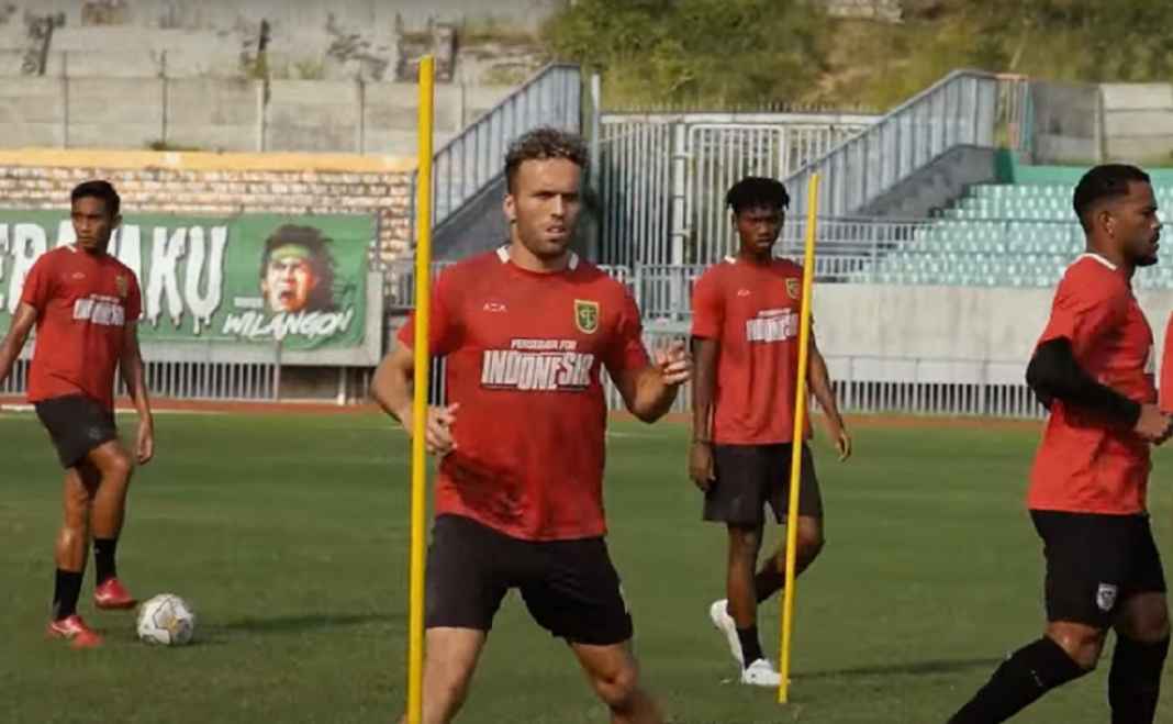Latihan Persebaya Jelang Menjamu Persib Bandung Latihan Persebaya Jelang Menjamu Persib Bandung