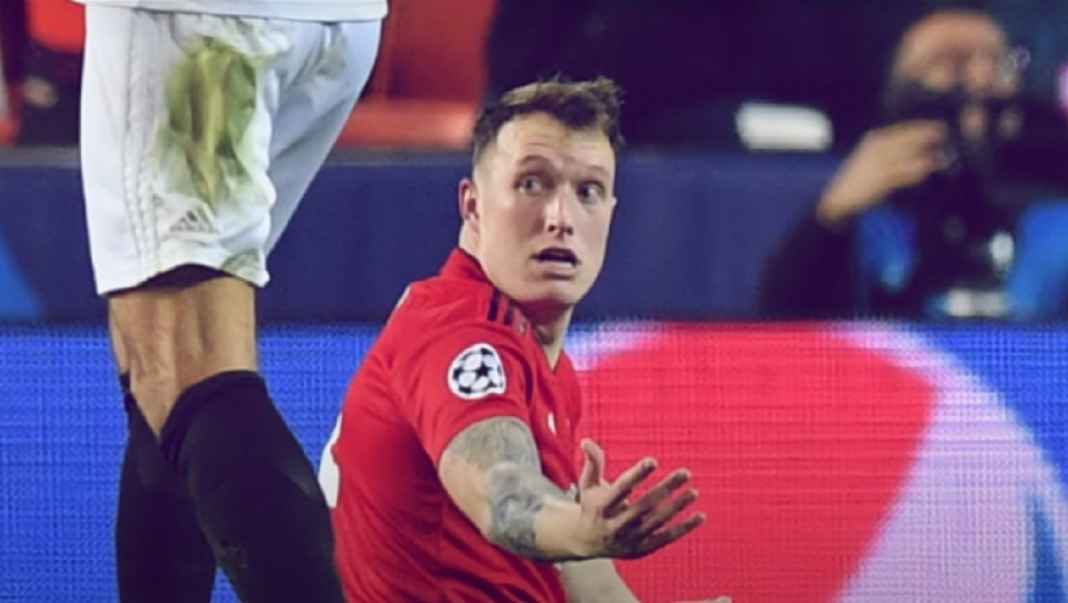 Manchester United akan Segera Berpisah dengan Phil Jones Manchester United akan Segera Berpisah dengan Phil Jones