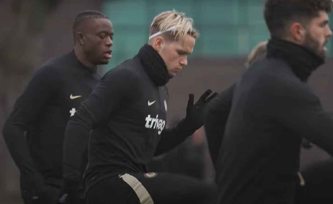 Mudryk dalam sebuah sesi latihan Chelsea Mudryk dalam sebuah sesi latihan Chelsea