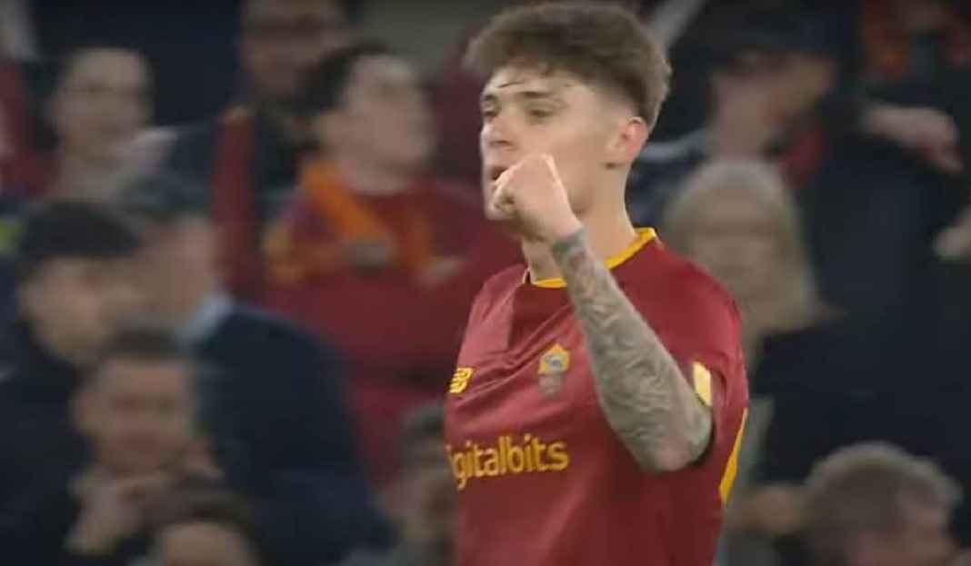 Nicola Zalewski Selebrasi Usai Bikin Gol untuk AS Roma AS Roma Terancam Kehilangan Gelandang Serba Bisa Asal Polandia