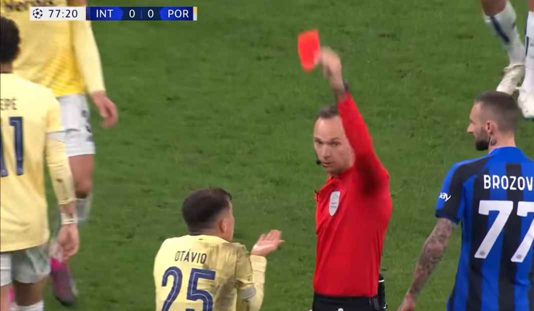 Otavio dikartu merag di leg pertama Prediksi FC Porto vs Inter Milan, Nerazzurri Bawa Rekor Tandang Buruk ke Portugal
