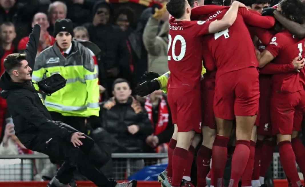 Penyusup Masuk Saat Liverpool Selebrasi Gol ke-7 vs Manchester United Penyusup Masuk Saat Liverpool Selebrasi Gol ke-7 vs Manchester United