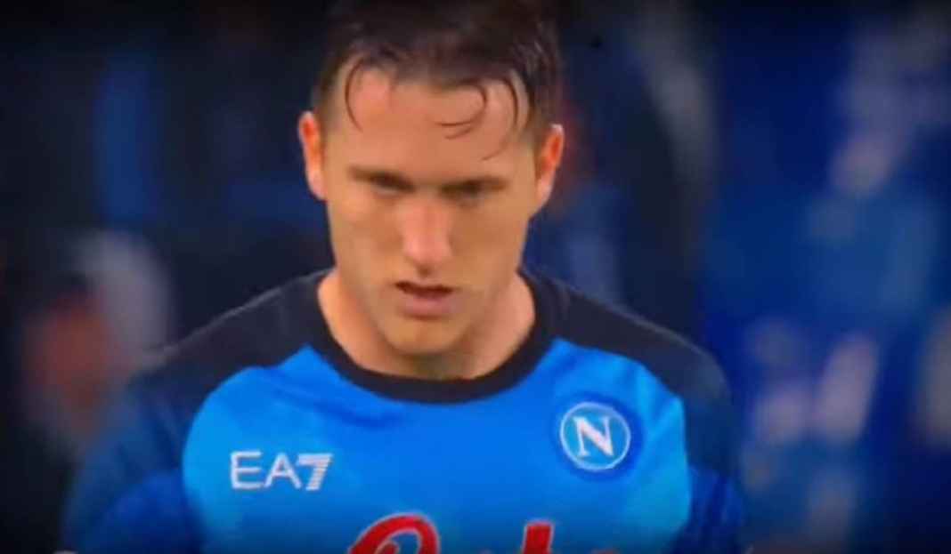 Piotr Zielinski Saat Memperkuat Pertandingan Napoli Napoli di Ambang Juara, Piotr Zielinski: Belum Selesai!