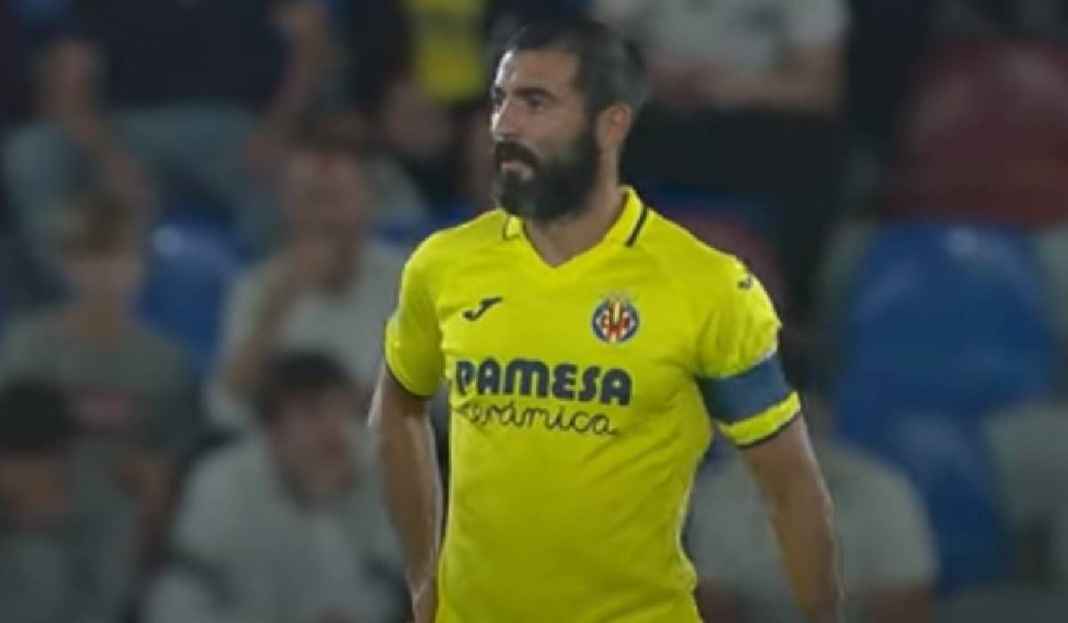 Raul Albiol Saat Memperkuat Pertandingan Villarreal di La Liga Alasan Raul Albiol Ngotot Villarreal Wajib Menang Lawan Real Sociedad