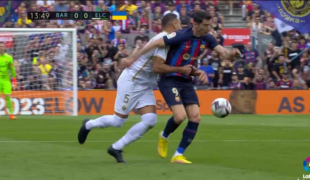 Robert Lewandowski dilanggar pemain Elche Prediksi Elche vs Barcelona, Blaugrana Bertekad Buka Keunggulan 15 Poin di Puncak