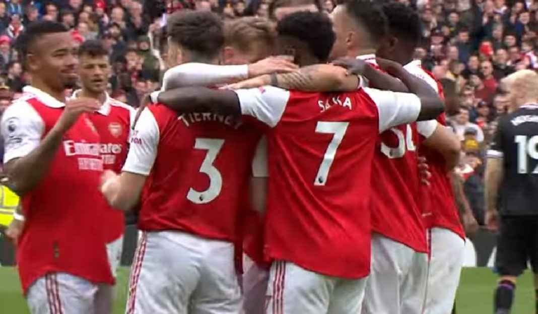 Selebrasi Pemain Arsenal Usai Bukayo Saka Cetak Gol ke Gawang Crystal Palace Arsenal Makin Dekat dengan Gelar Juara Liga Inggris, Ini Alasannya