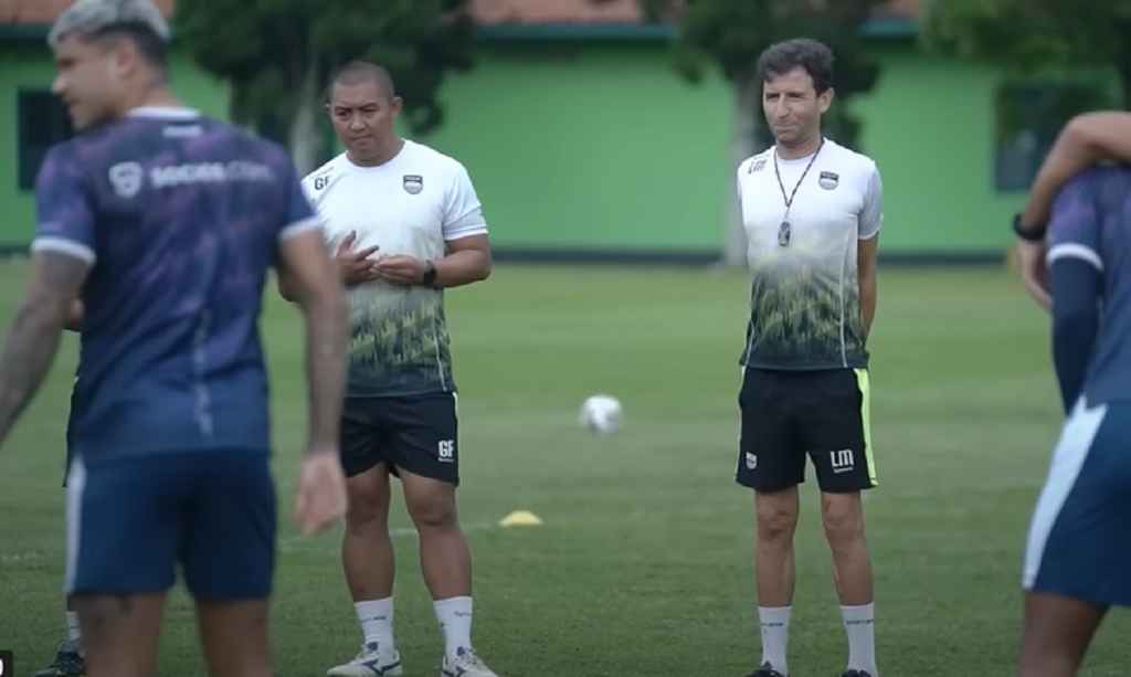 Sesi Latihan Persib Bandung Jelang Menjamu Persik Kediri