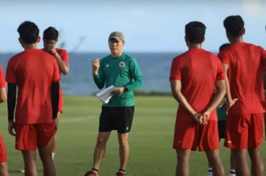 Shin Tae-yong dalam Sebuah Sesi Latihan Timnas Indonesia Shin Tae-yong dalam Sebuah Sesi Latihan Timnas Indonesia