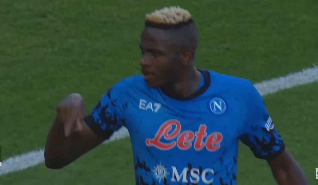 Victor Osimhen di laga kontra Sassuolo Victor Osimhen Diburu Manchester United dan Chelsea, Napoli Pasang Harga 2,5 Trilyun