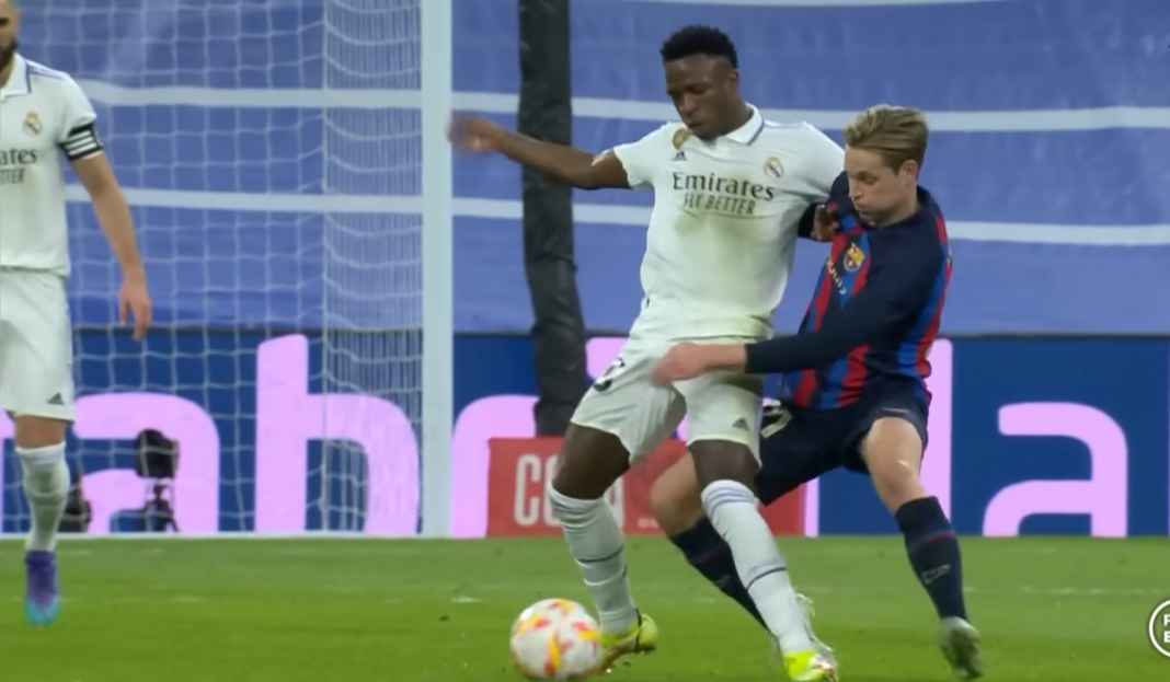 Vinicius Junior berduel dengan Frenkie de Jong Prediksi Barcelona vs Real Madrid, El Clasico Penentu Perburuan Gelar La Liga Musim Ini