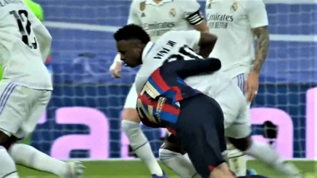 Lihat Bantingan Judo Vinicius Terhadap De Jong Saat El Clasico Tadi Malam