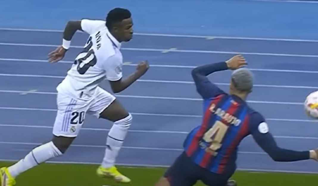 Vinicius Saat Berduel dengan Araujo Vinicius Saat Berduel dengan Araujo
