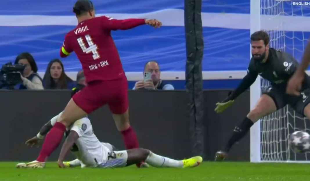 Virgil van Dijk berduel dengan Vinicius Junior Van Dijk Sesali Kesalahan Liverpool Usai Disingkirkan Real Madrid dari Liga Champions