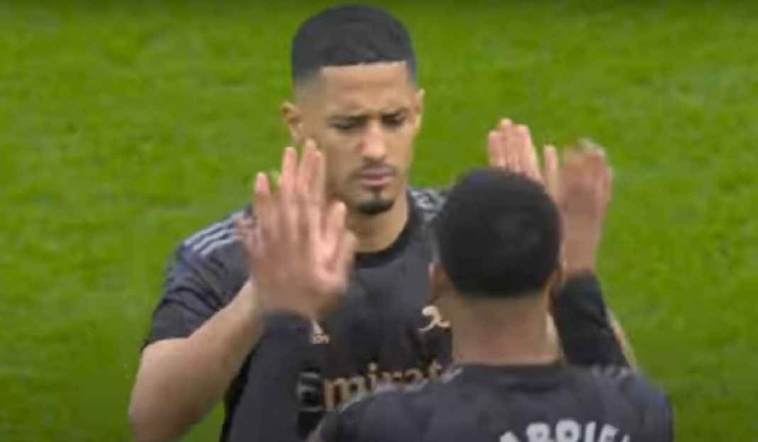 William Saliba Saat Me yambut Gabriel Magalhaes di Laga Arsenal Hadapi Leeds United, Lini Pertahanan Arsenal Sedikit Pincang