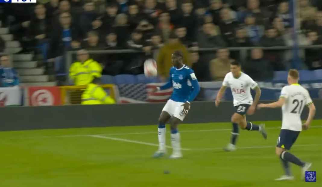 Amadou Onana didekati Arsenal Arsenal Terus Jalin Kontak Dengan Gelandang Everton Jelang Bursa Transfer Musim Panas