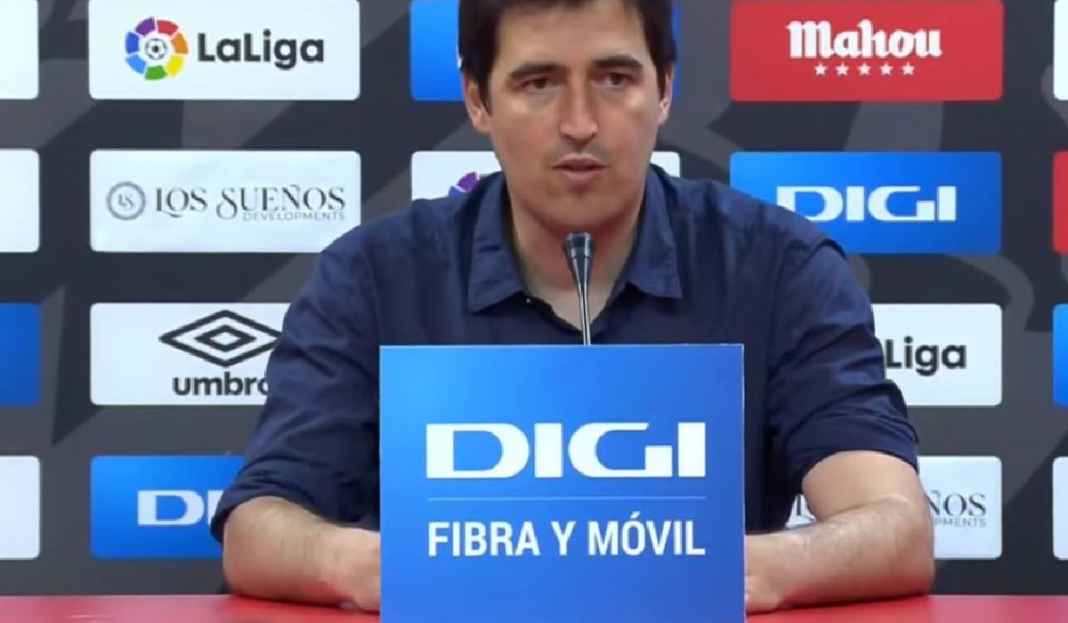 Andoni Iraola Sedang Konferensi Pers Setelah Rayo Vallecano Menang Lawan Barcelona Usai Kalahkan Barcelona, Rayo Vallecano Sekarang Dibuat Gelisah Pelatih