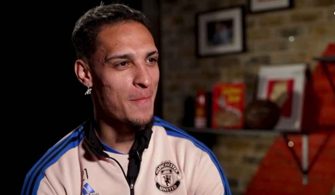 Antony dalam wawancara dengan MUTV Antony Beri Penghormatan Emosional Kepada Kakaknya, Pahlawan Perjalanan Karirnya