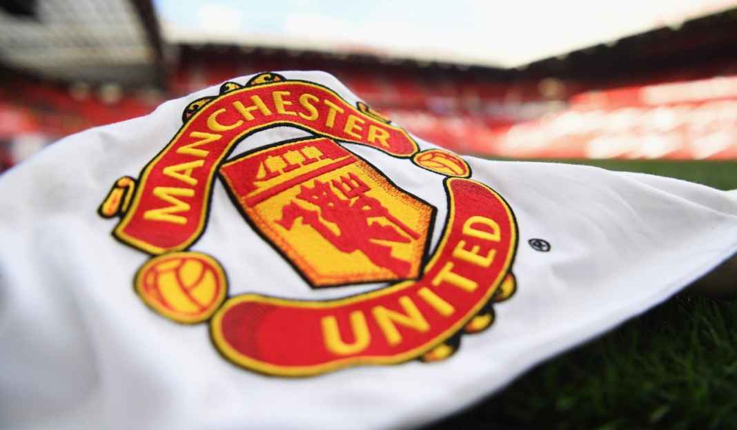 Bendera-Manchester-United Perbandingan Tawaran Sheikh Jassim vs Sir Jim Ratcliffe Untuk Manchester United, Siapa Pilihanmu?