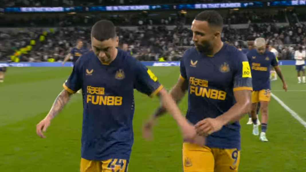 Callum Wilson, Miguel Almiron berjalan bersama Gol Pemain yang Tengah Marah Ini Jauhkan Newcastle Dari Kejaran Manchester United