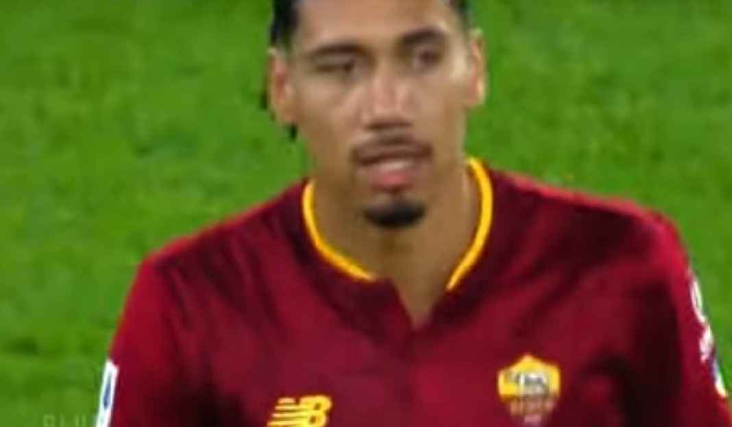 Chris Smalling Membela AS Roma di Liga Italia Tanda-tanda Chris Smalling Semakin Dekat Bertahan di AS Roma