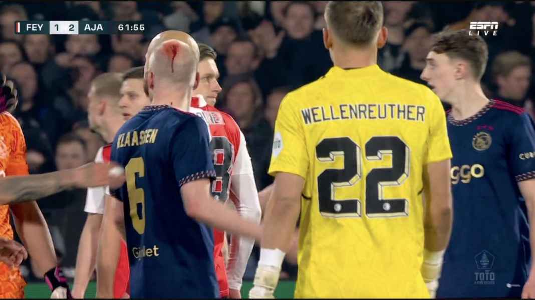 Davy Klaassen terluka Der Klassieker Belanda Dihentikan Setengah Jam Usai Kepala Davy Klaassen Dilempar Pendukung Feyenoord