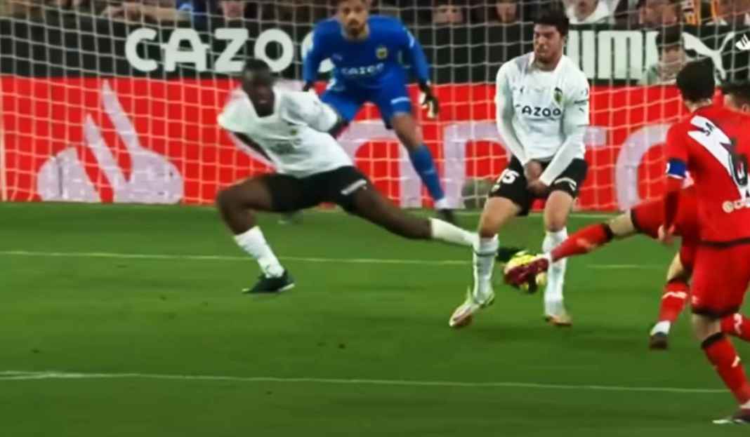 Duel Pemain Valencia vs Rayo Vallecano di Lanjutan Liga Spanyol Mantap, Valencia Jaga Asa Bertahan di Liga Spanyol!