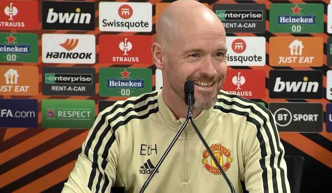 Erik ten Hag di konferensi pers Liga Europa Erik ten Hag Pastikan Tiga Pemain Bakal Absen Saat Manchester United Jamu Sevilla