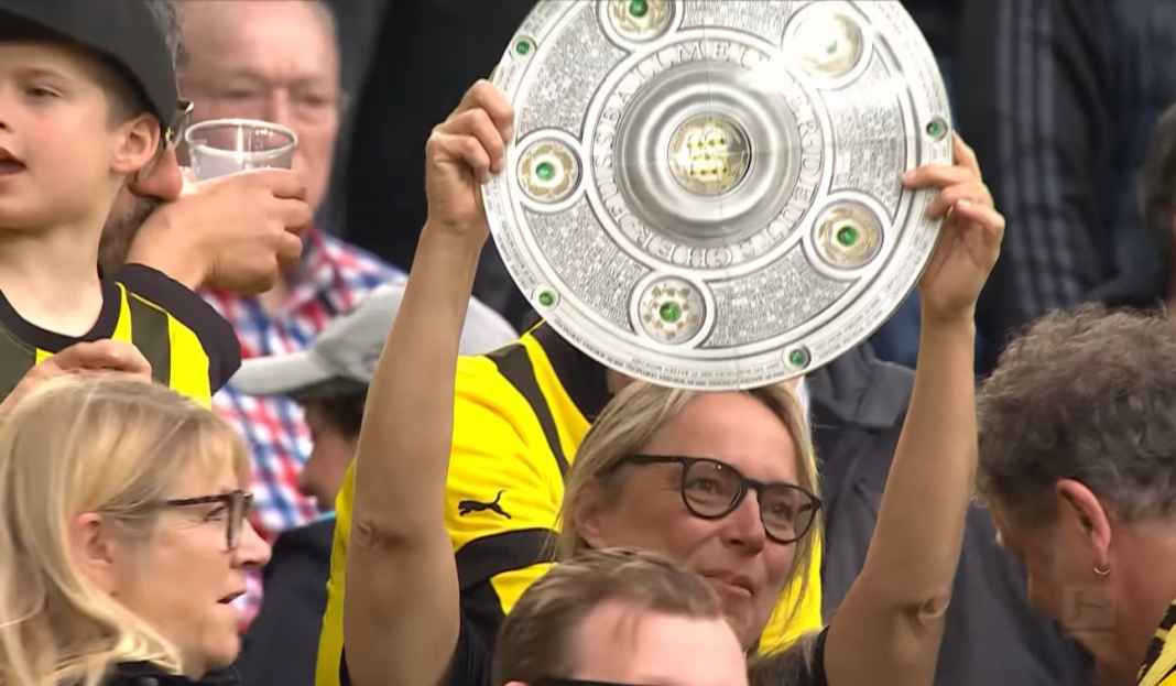 Fans Dortmund bentangkan replika trofi Bundesliga Prediksi Bochum vs Borussia Dortmund, Die Borussen Harus Bisa Jaga Puncak Klasemen