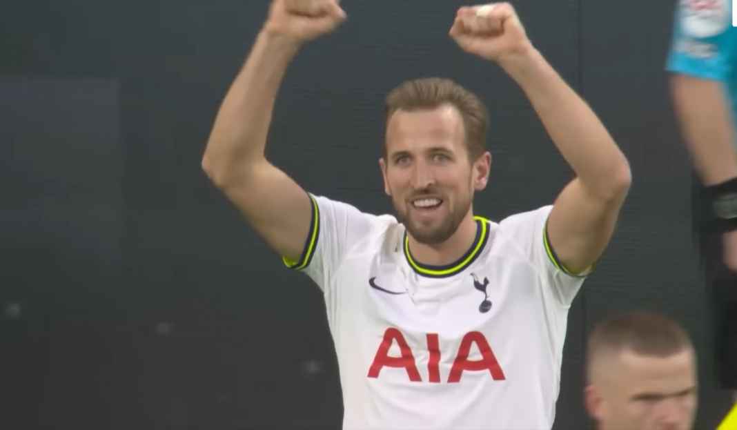 Harry Kane saat rayakan gol ke gawang Manchester City Harry Kane Siap Habiskan Kontrak di Tottenham dan Pergi Bebas Transfer Tahun Depan