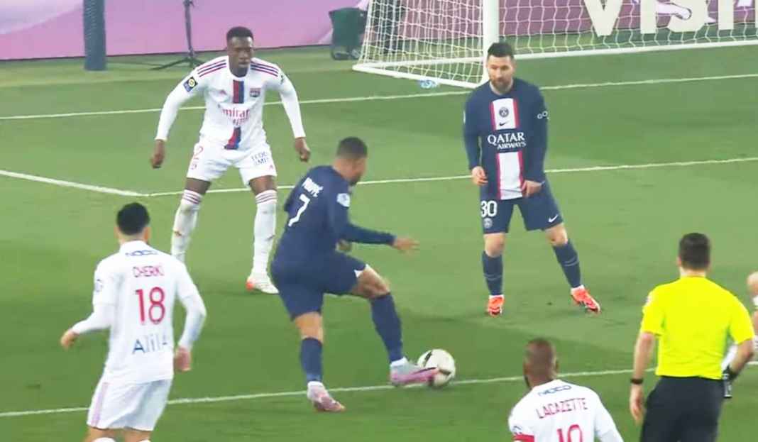 Kylian Mbappe Hendak Berikan Operan ke Messi di Laga PSG vs Lyon PSG Tumbang Hadapi Lyon, Danilo Pereira Ngedumel!