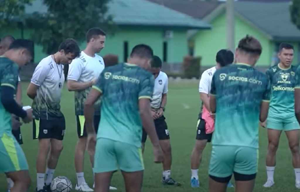 Latihan Persib Bandung Jelang Menjamu Persikabo 1973