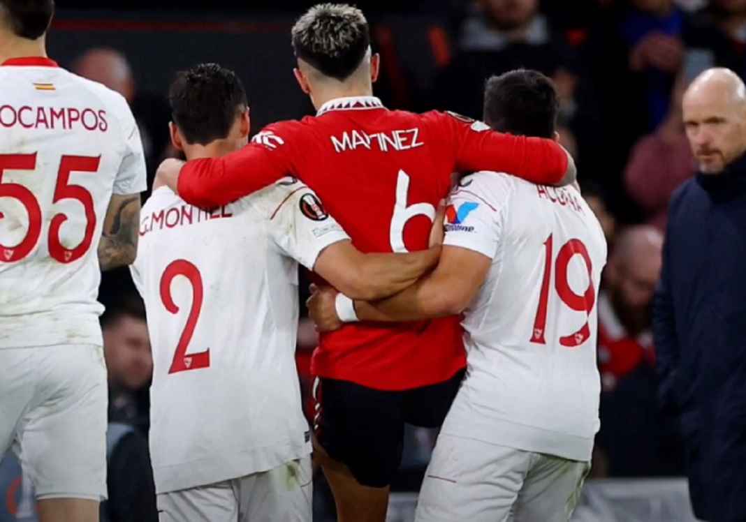 Lisandro Martinez Dibopong Pemain Sevilla Saat Tinggalkan Lapangan Lisandro Martinez Dibopong Pemain Sevilla Saat Tinggalkan Lapangan