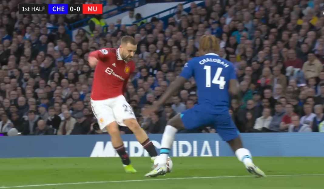 Luke Shaw menembak bola dihadang Trevoh Chalobah Premier League Umumkan Perubahan Jadwal Laga Manchester United Kontra Chelsea
