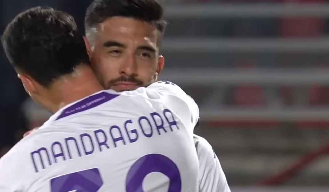 Madragora Berpelukan dengan Pemain Fiorentina Lain Usai Cetak Gol Lawan Cremonese Fiorentina Hentikan Kejutan Cremonese, Tantang Inter Milan di Final Coppa Italia!