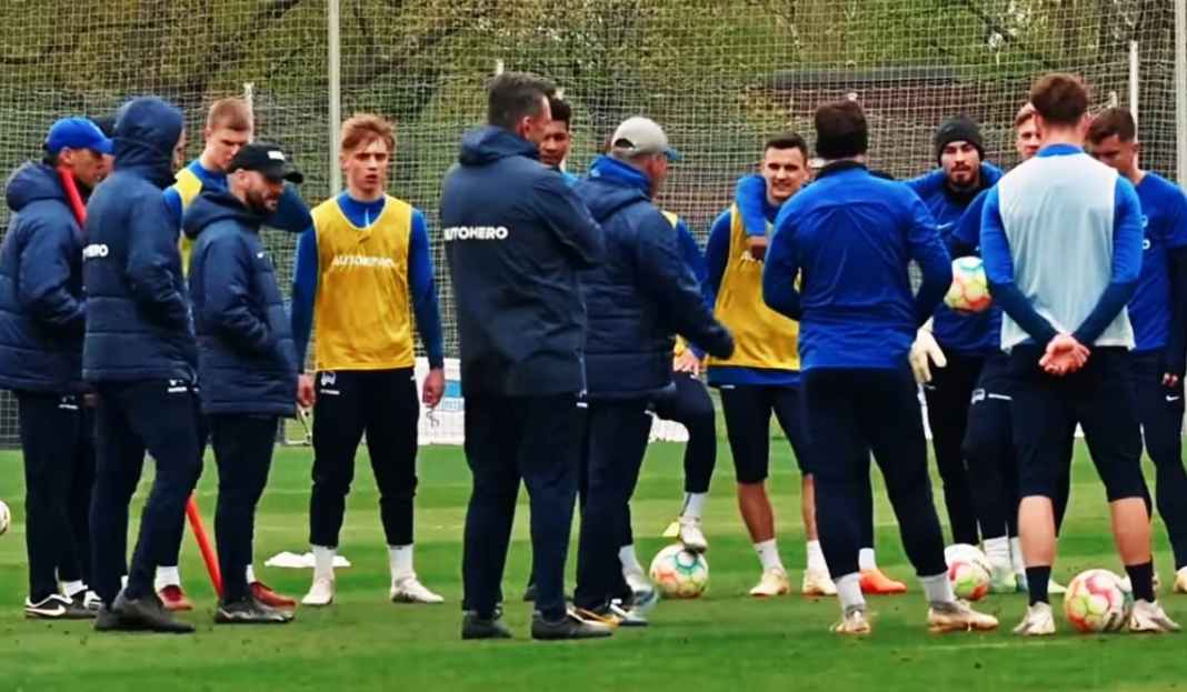 Pal Dardai Sedang Berikan Instruksi ke Pemain di Sesi Latihan Hertha Berlin Perburuan Gelar Bundesliga Kian Memanas, Hertha Berlin Bisa Kacaukan Bayern Munchen!