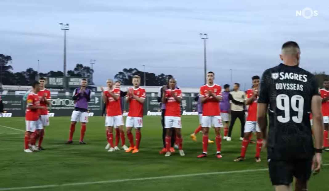 Para pemain Benfica bertepuk tangan pada fans Prediksi Benfica vs Inter Milan, Si Elang Siap Balaskan Dendam Kekalahan FC Porto