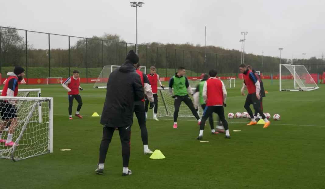 Para pemain Manchester United di sesi latihan Kurangnya Kedalaman Skuad Bikin Standar Manchester United Turun Saat Pemain Inti Absen