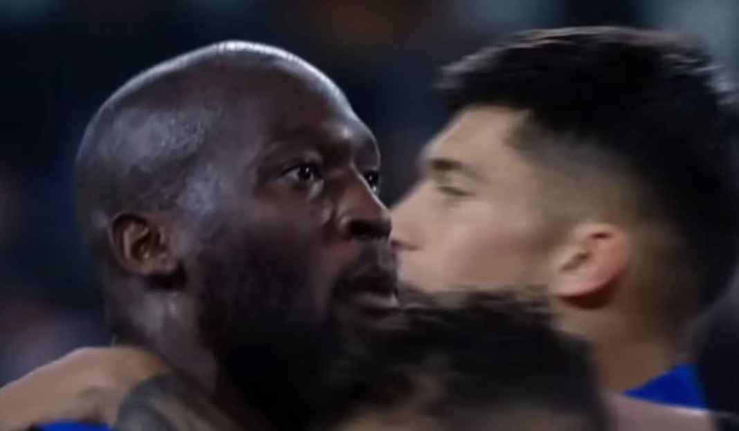 Romelu Lukaku Usai Melakukan Selebrasi ke Arah Fans Juventus di Semifinal Coppa Italia Reaksi Simone Inzaghi Soal Selebrasi Romelu Lukaku di Semifinal Coppa Italia