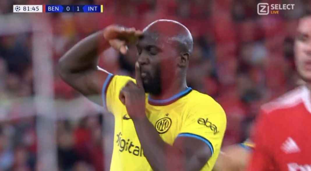 Romelu Lukaku melakukan selebrasi usai mencetak gol dalam laga Benfica vs Inter Milan