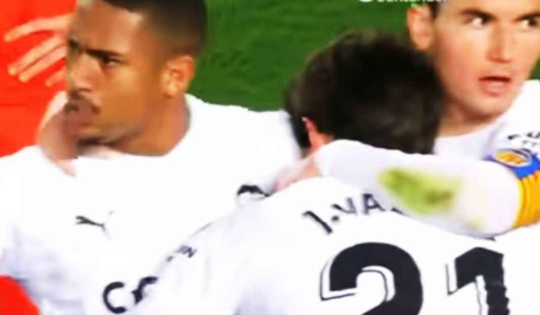 Selebrasi Pemain Valencia Usai Kalahkan Real Sociedad di La Liga Maaf ya, Valencia Masih Bisa Hindari Degradasi!