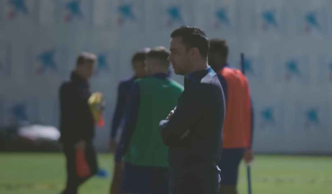 Xavi Hernandez mengawasi latihan pemain Barcelona Prediksi Barcelona vs Girona, Blaugrana Makin Termotivasi Usai Kekalahan Real Madrid