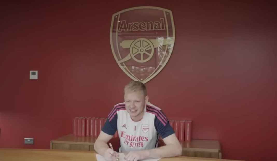 Aaron Ramdale Saat Proses Teken Kontrak Baru di Arsenal Aaron Ramsdale Perpanjang Kontra Baru di Arsenal